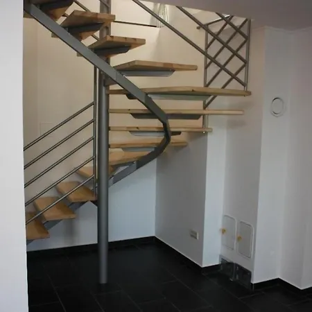 Haus Mit Grossem Garten, Terrasse Und Balkon